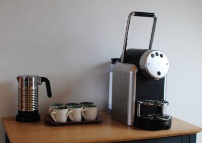 Coffee machine, coffee pot and six mugs.