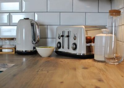 Kettle and four-slice toaster.