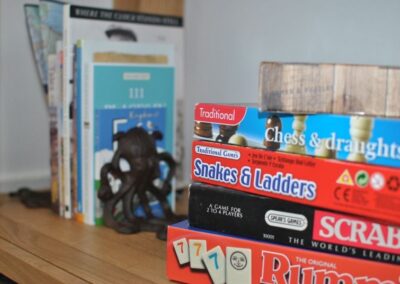Board games: chess, draughts, snakes and ladders, Scrabble and Rumikub.